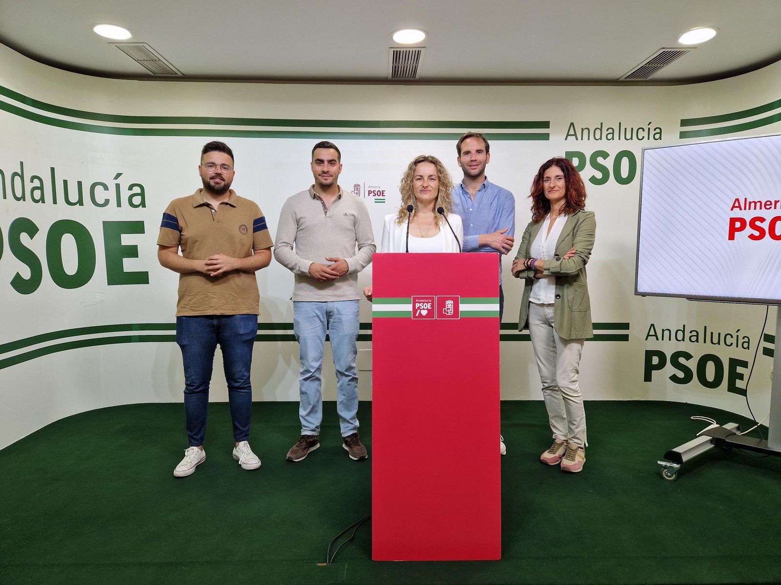 Mary Trinidad Segovia y miembros de su candidatura en la sede provincial del PSOE.