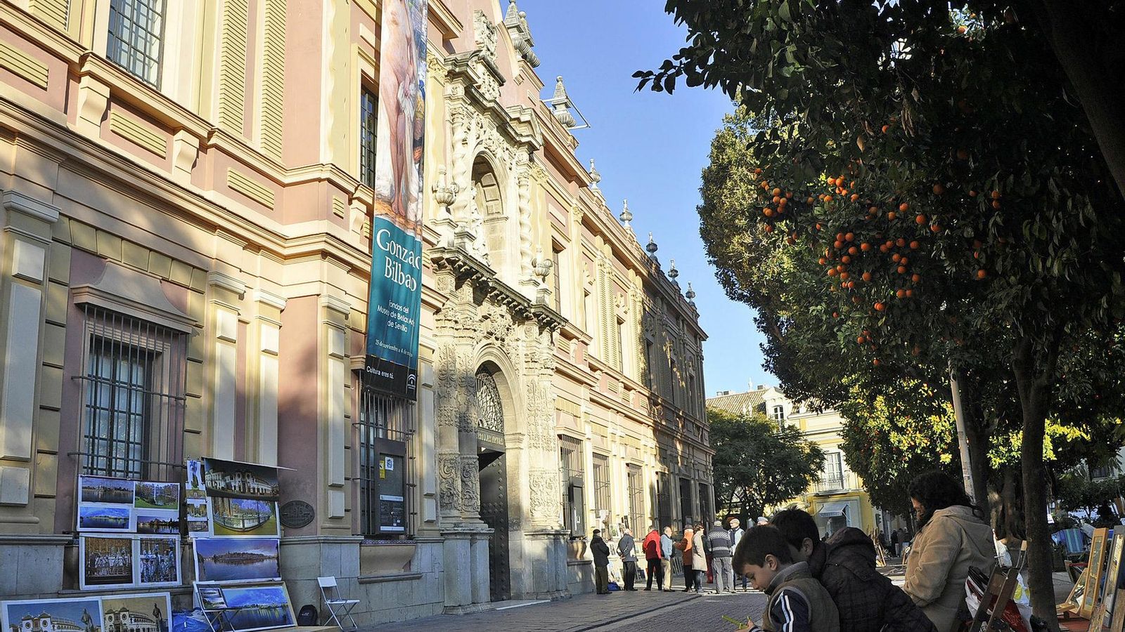 La Plaza del Museo un domingo por la mañana durante el mercadillo de arte.