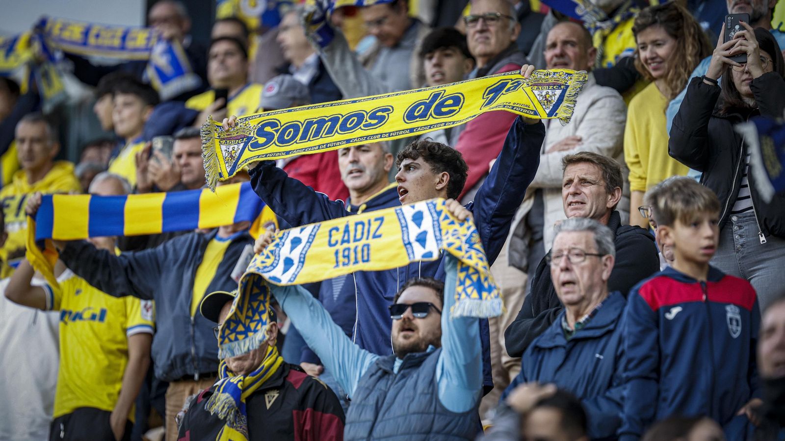 Búscate entre las imágenes del partido de fútbol entre Cádiz CF y Córdoba CF