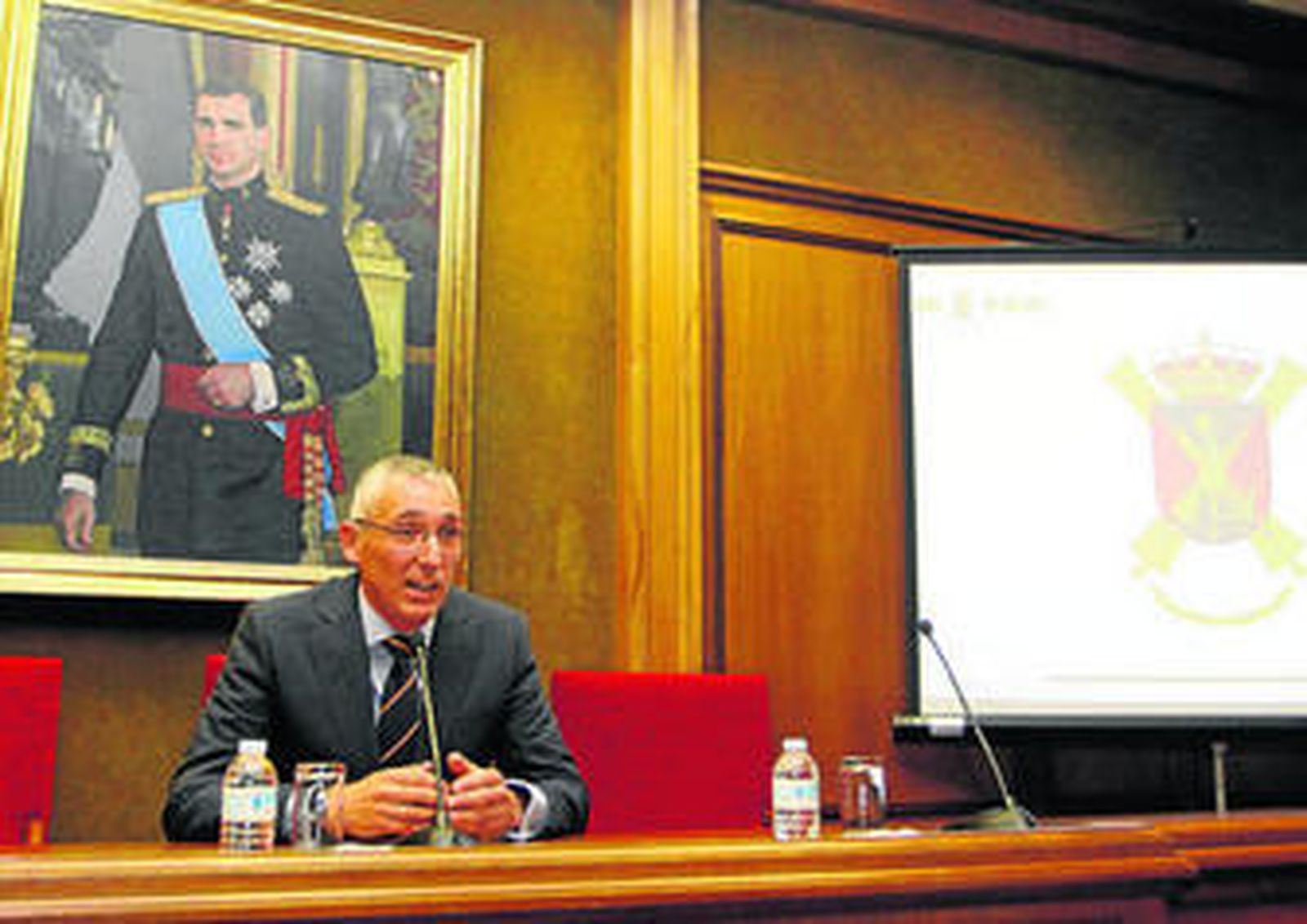 El teniente coronel Antonio Mongío durante su conferencia en el Salón de Plenos de la Diputación Provincial.