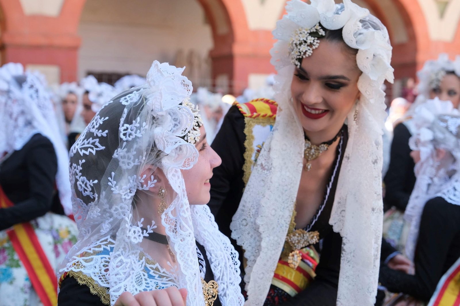 La 'máscletá' y el desfile de 'belleses' alicantinas celebrado en la plaza de la Corredera de Córdoba, en imágenes