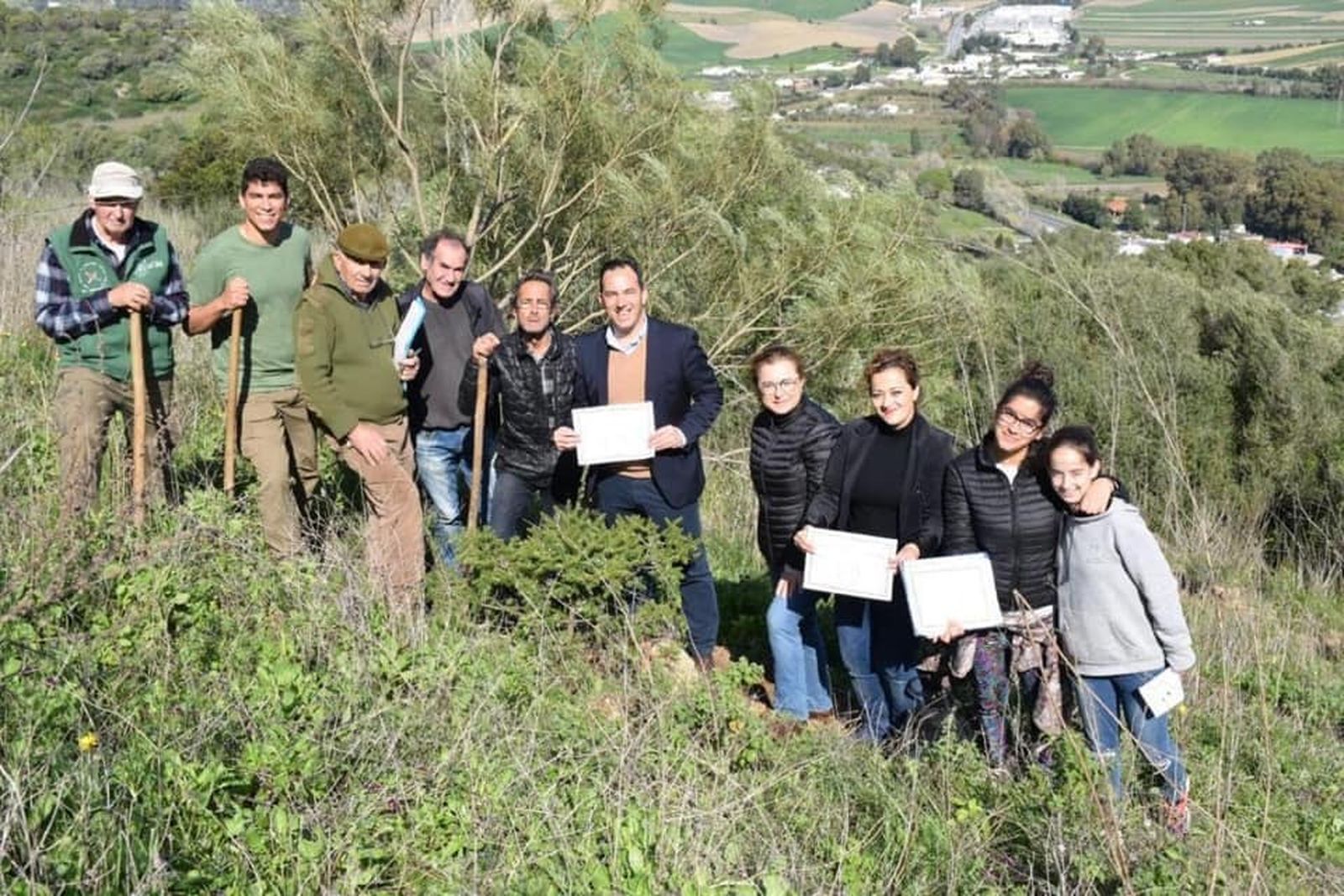 Los promotores de la plantación de pinsapos junto al alcalde, Manuel Flor.