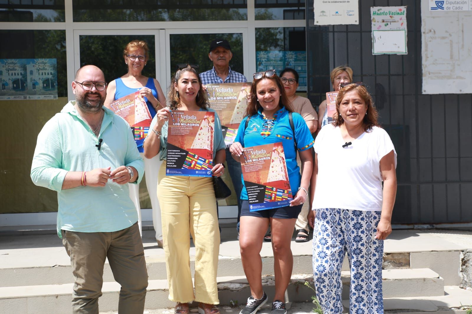 Los vecinos de Los Milagros, con el cartel anunciador junto al concejal de Relaciones con la Ciudadanía.