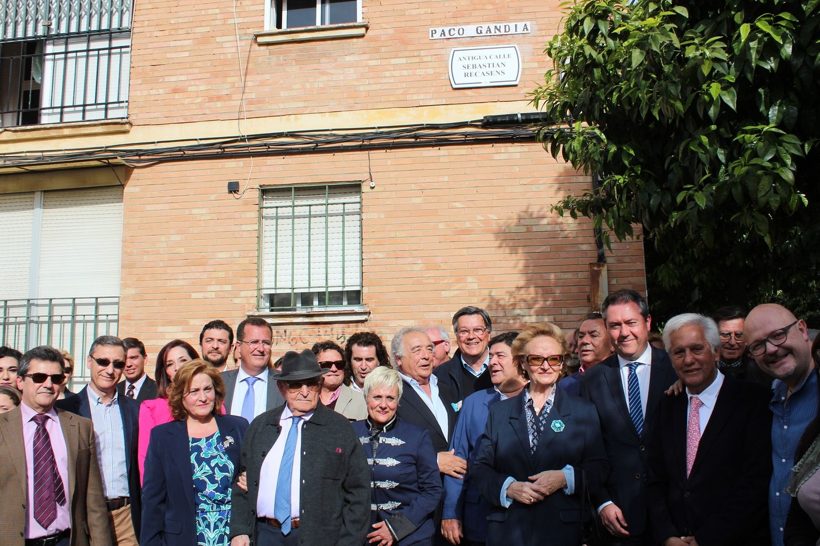 Asistentes al acto de rotulación de la nueva calle.