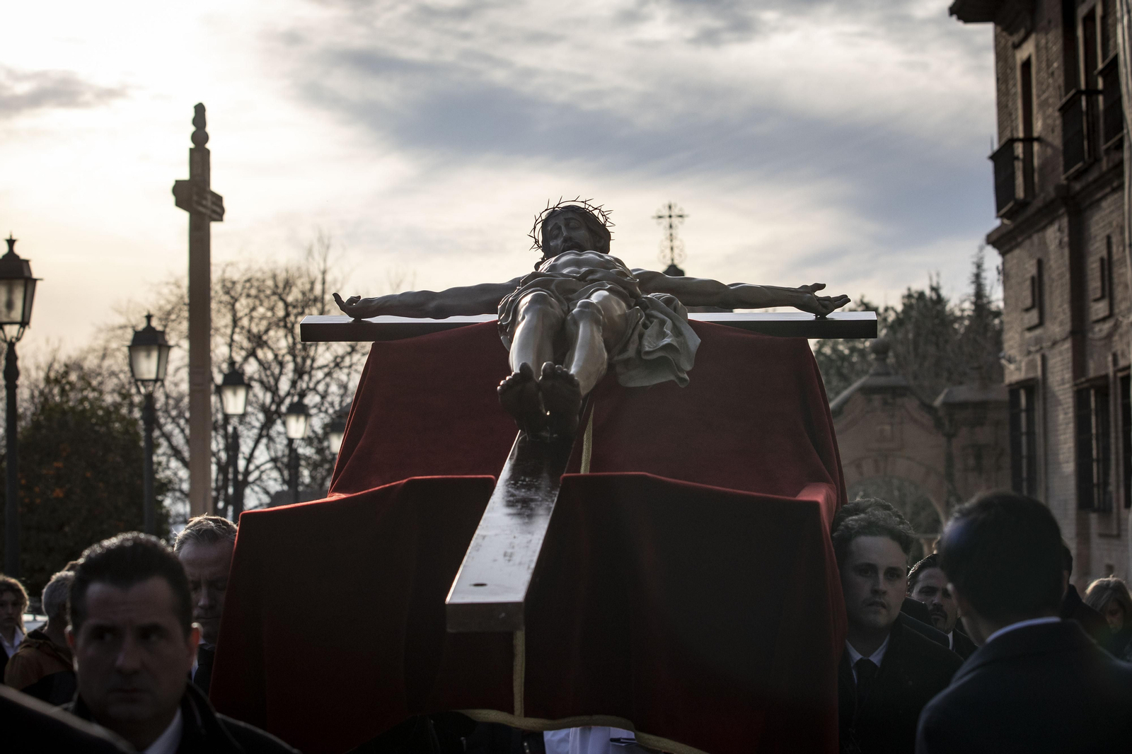 El vía crucis con el el Cristo de los Gitanos, en imágenes