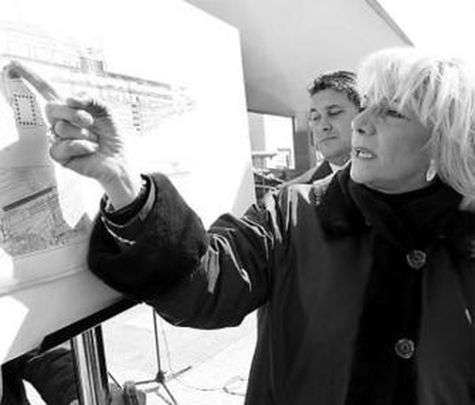 Teófila Martínez explica los detalles del aparcamiento subterráneo.