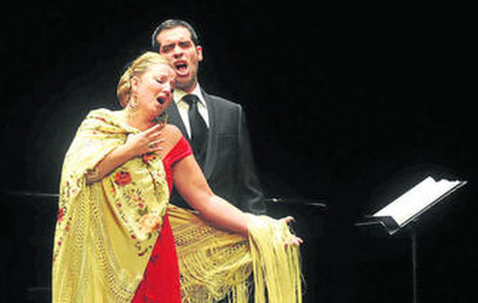 Ismael Jordi y Mariola Cantarero, durante su actuación, anoche en el Villamarta.