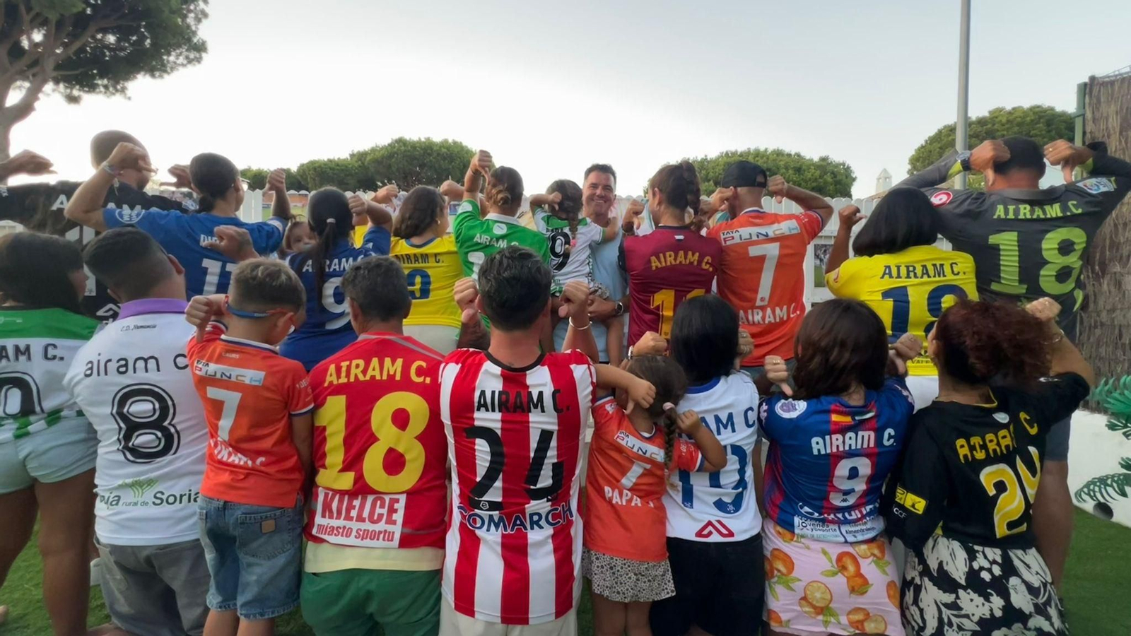 Fiesta de despedida del fútbol de Airam con los participantes portando las camisetas de los equipos en los que ha militado.