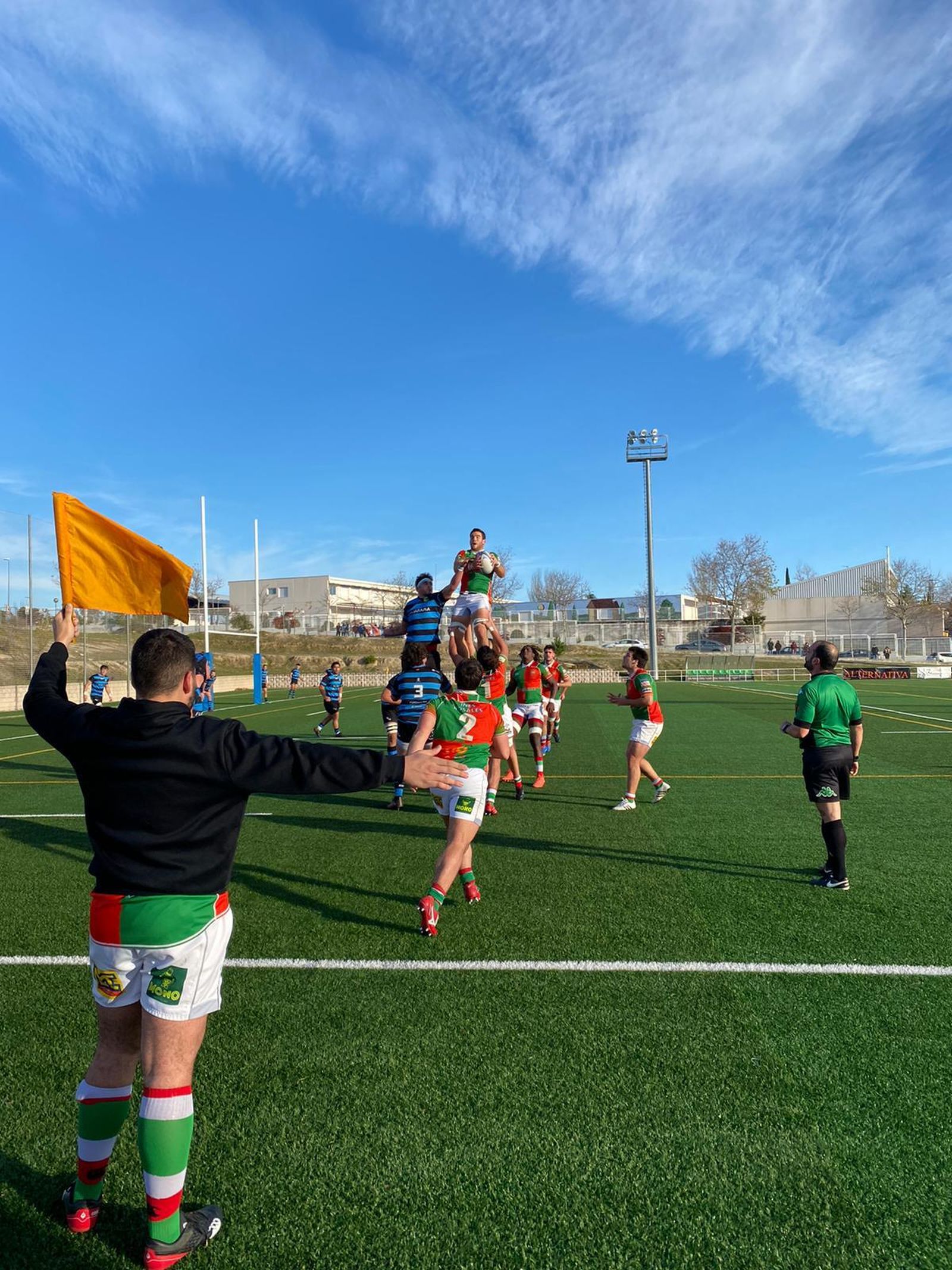Un jugador del CAR gana una 'touch'.