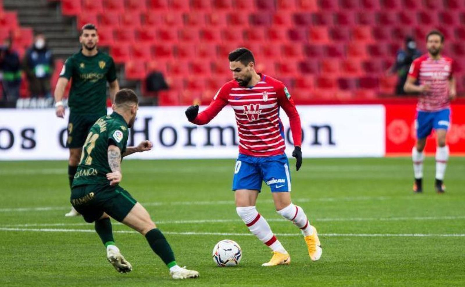 Acción de un Granada CF-Huesca de hace un par de temporadas
