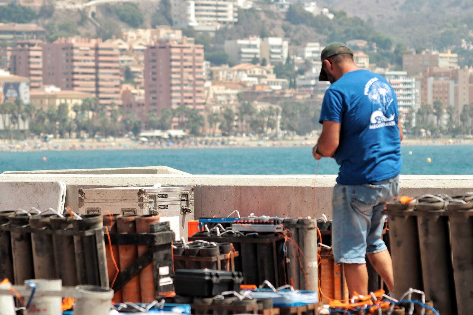 La instalación de los fuegos y drones para arrancar la Feria, en fotos