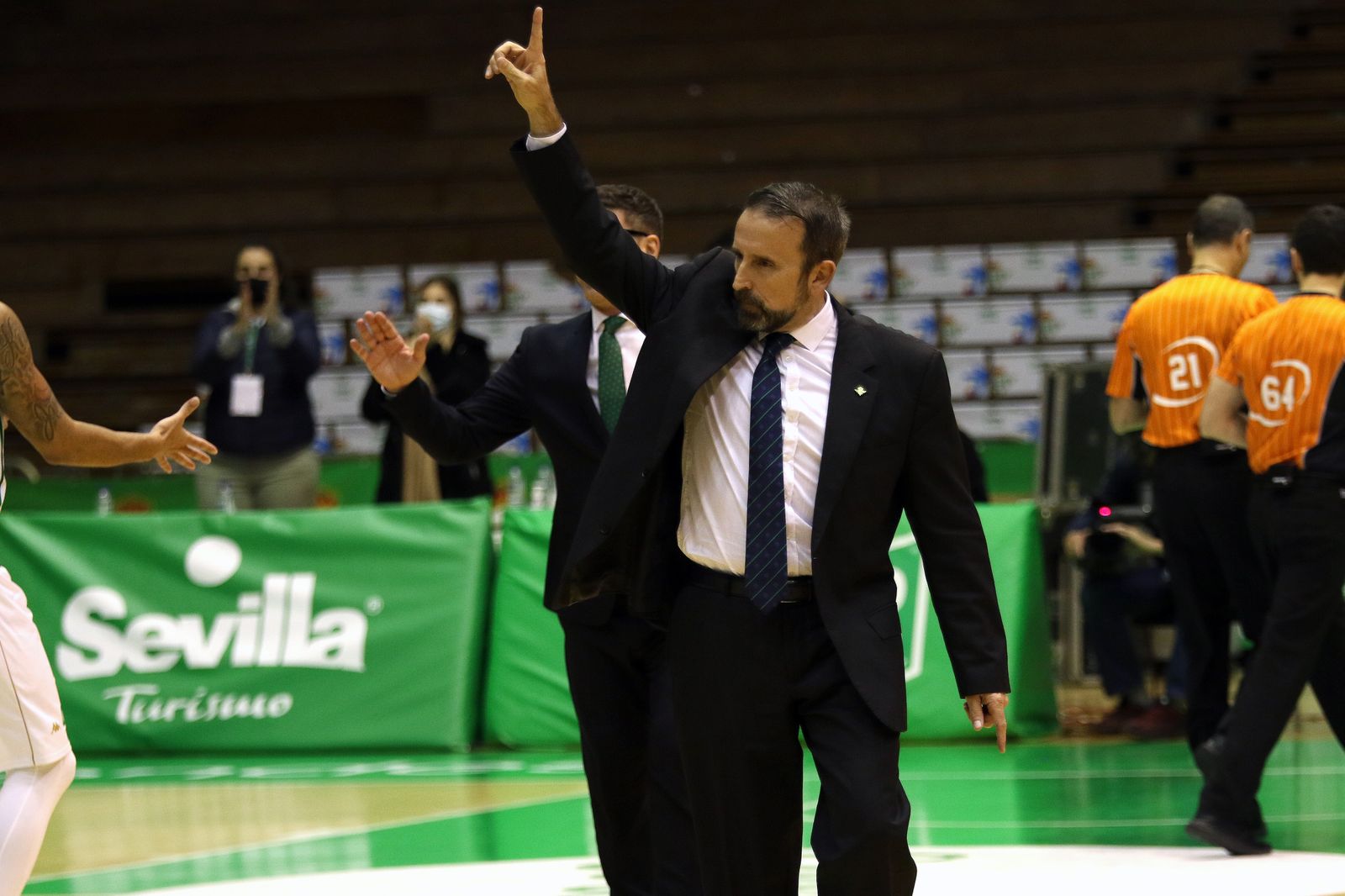 Joan Plaza saluda a las personas del pabellón tras un partido en San Pablo.