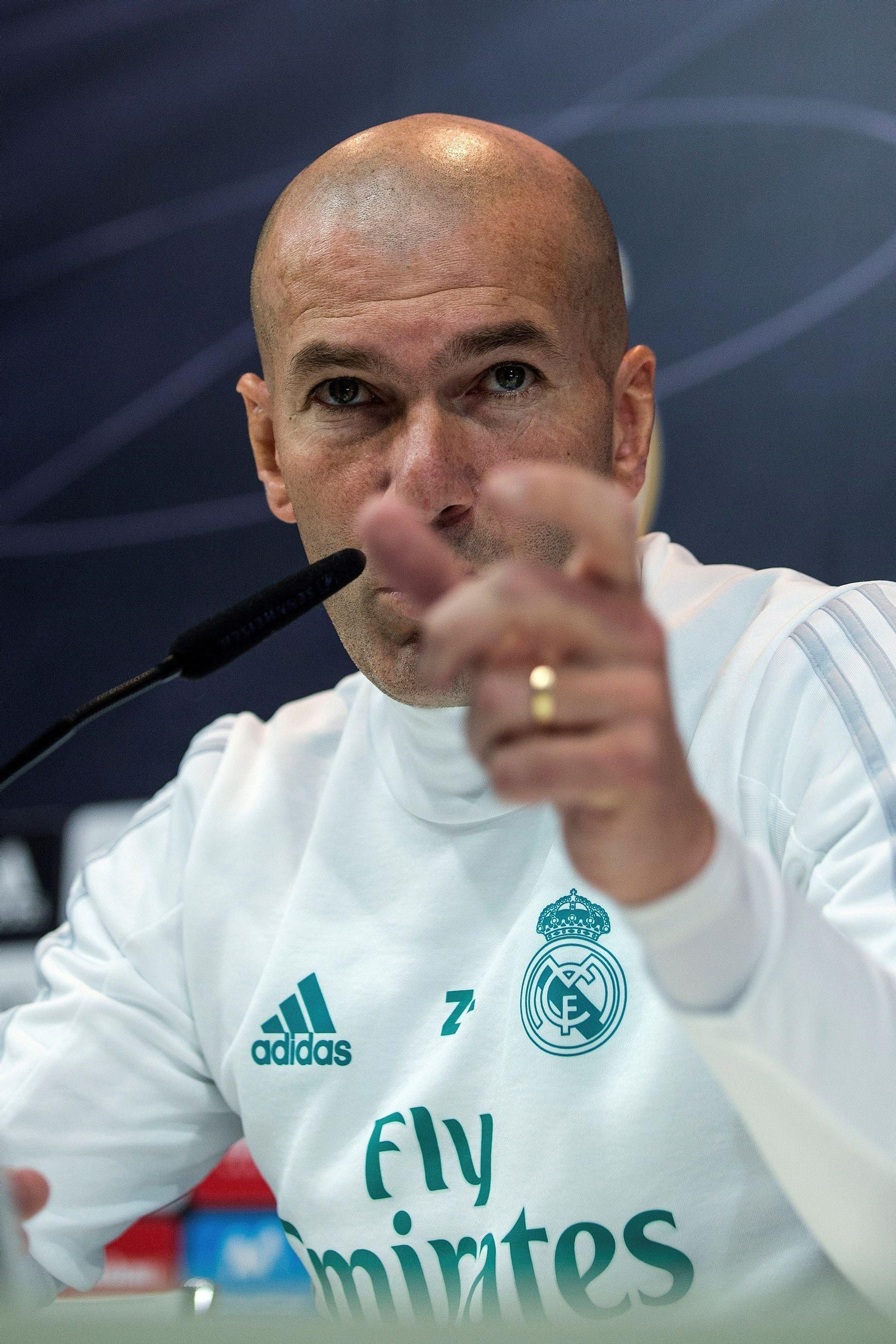 Zidane gesticula en la sala de prensa.