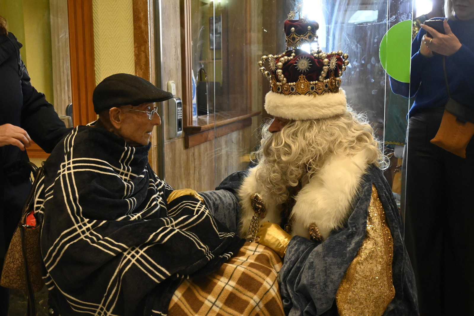 Visita de los Reyes Magos a los ancianos de los asilos de Huelva, en imágenes