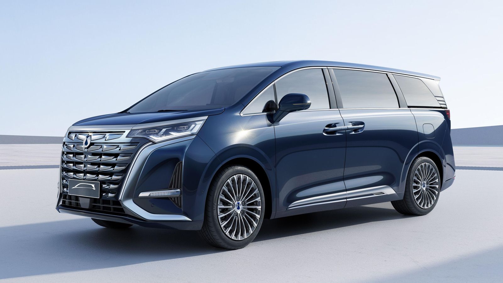 Denza se estrenará en Europa directamente de la mano de BYD y con un monovolumen de grandes dimensiones y hasta siete asientos.