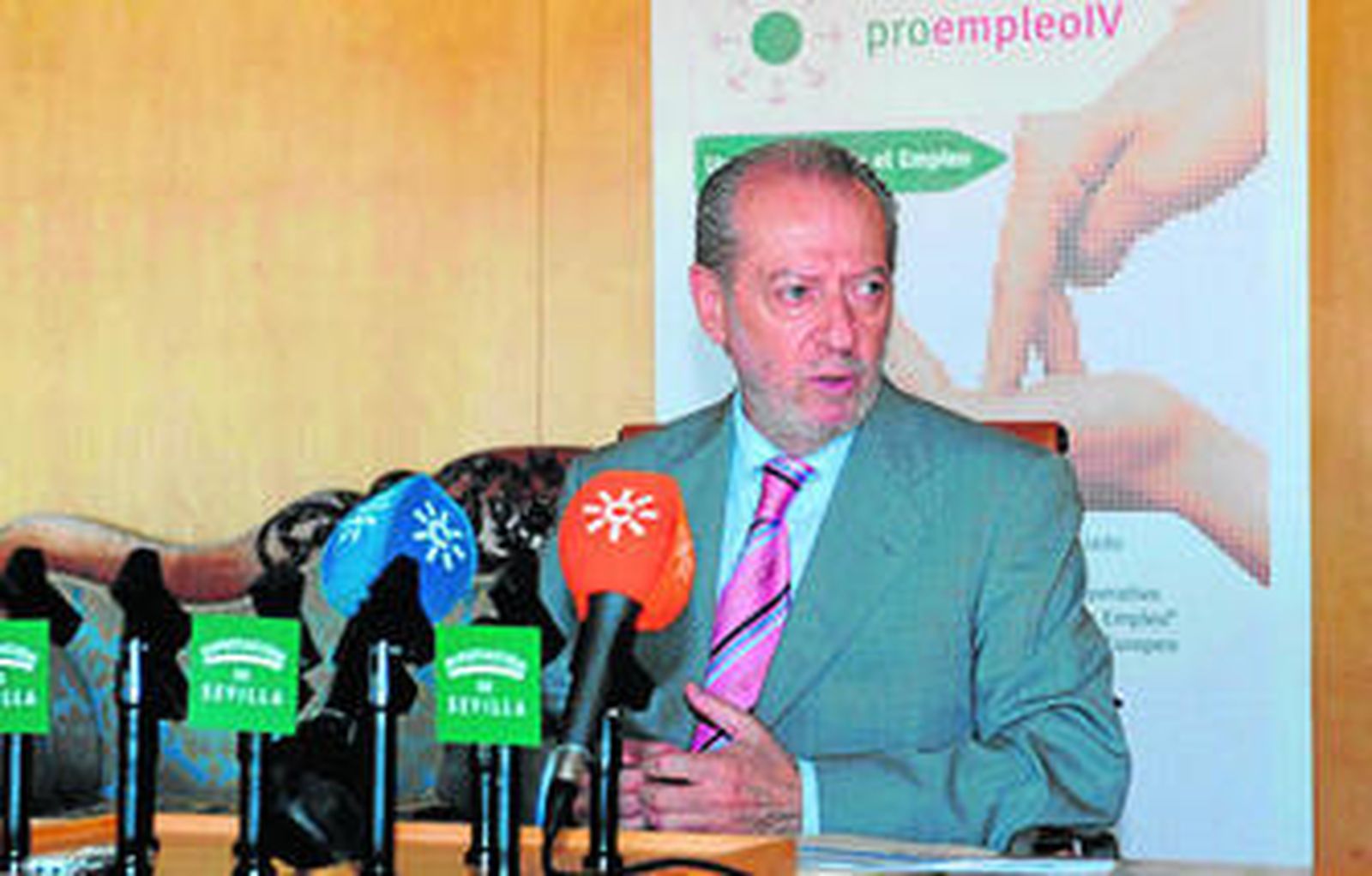 El presidente, ayer, durante la presentación la cuarta edición del programa Proempleo.