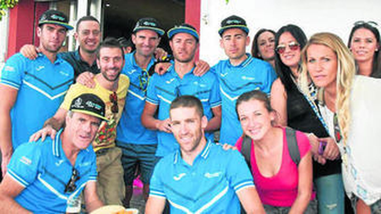 Juanfran (cuarto por la izquierda en la final superior) posa con compañeros y amistades.