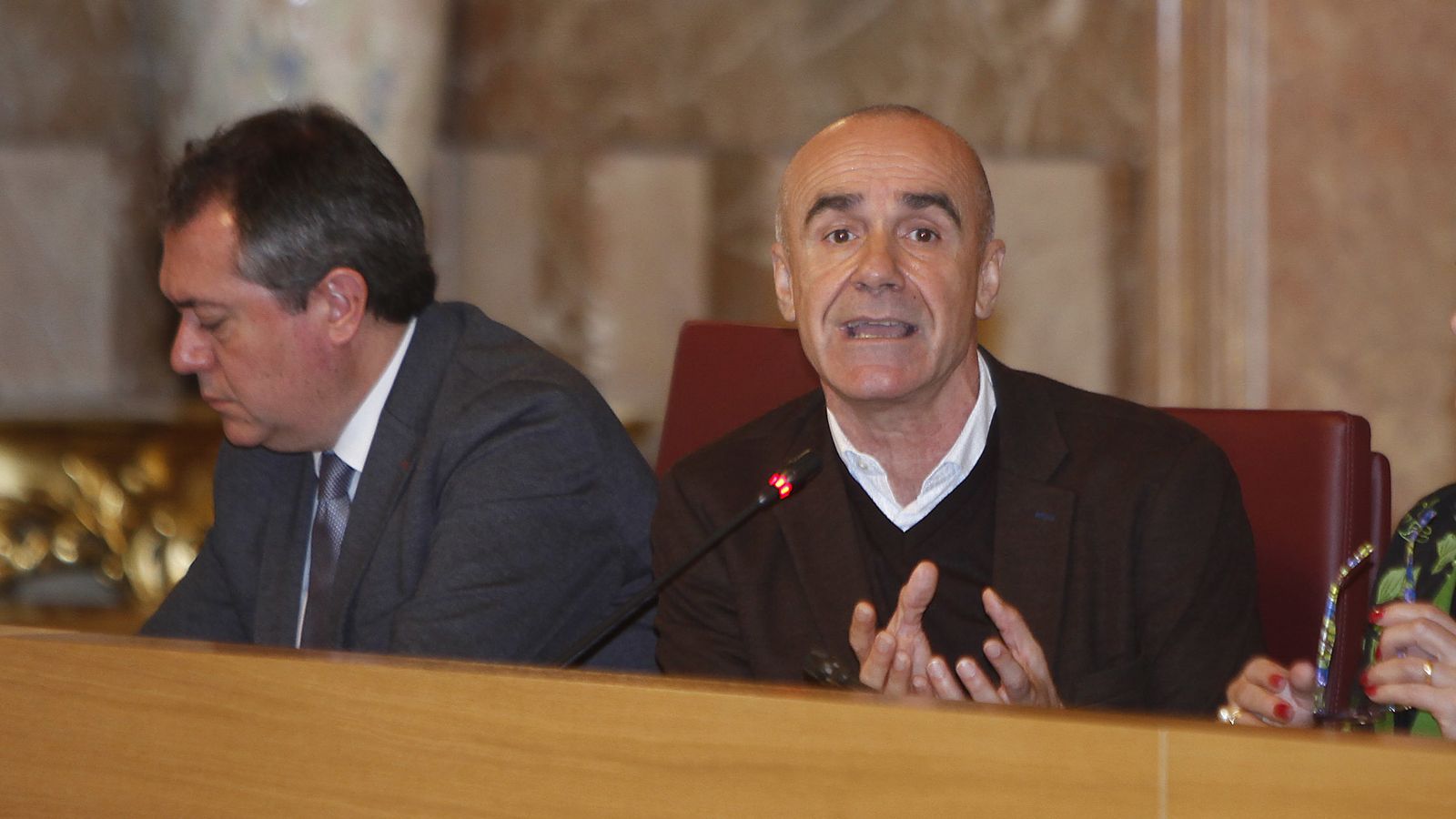 El concejal de Hábitat Urbano en un momento de su intervención en el pleno de este viernes sobre la Gavidia.