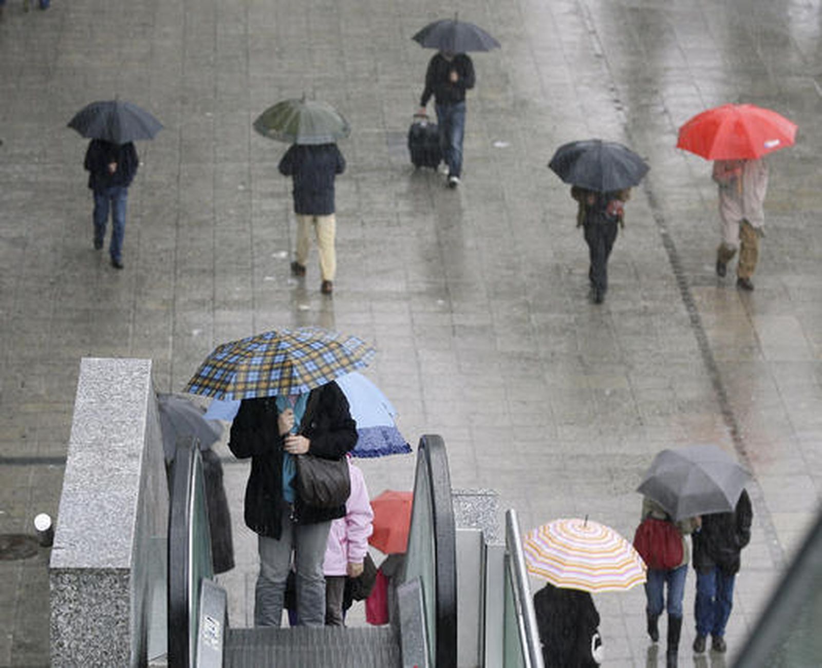 Ciudadanos evitan mojarse en la zona de Viapol Center.

Foto: J. C. Vázquez, B. Vargas y A. Pizarro