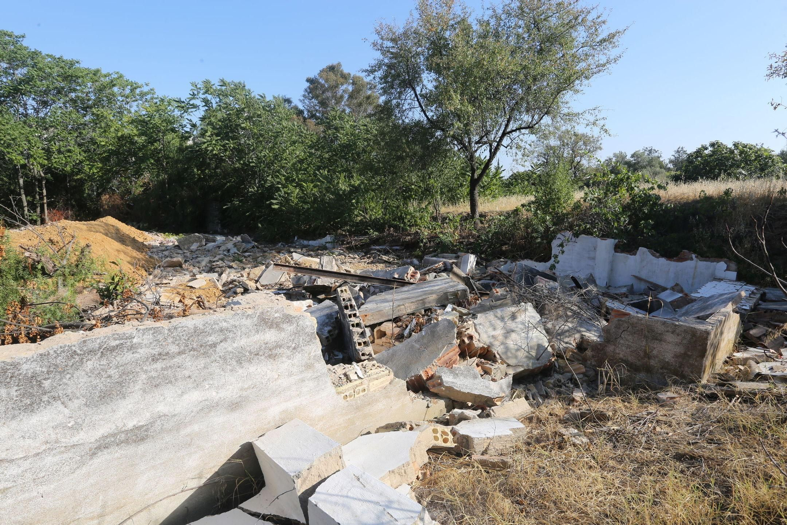 Cascotes de la emblemática vivienda del Parque Moret, la Casa Duclós, en julio de 2017.