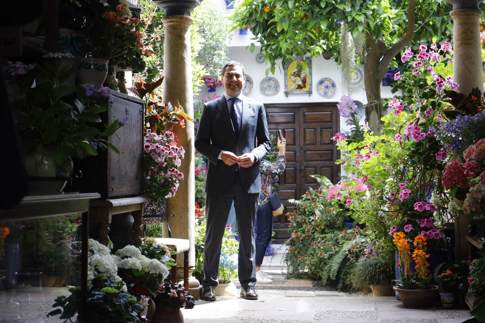Juanma Moreno en el patio de Pastora, 2.