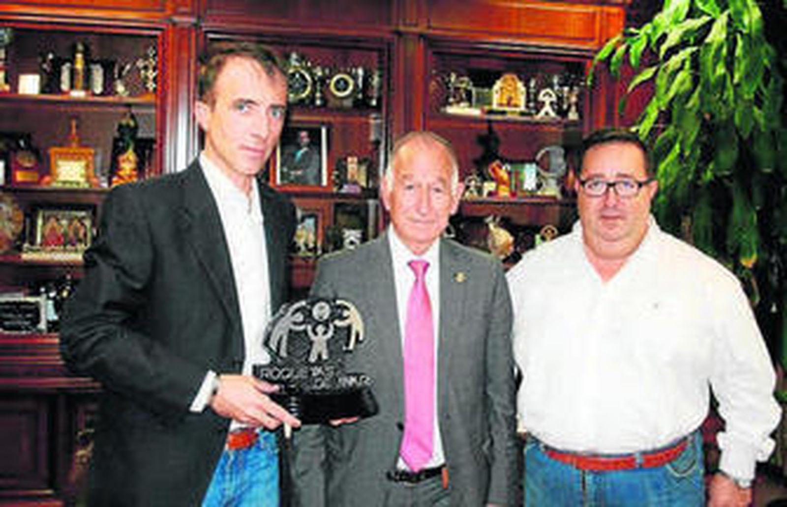 David Fernández, Gabriel Amat y José Juan Rubí, con el trofeo.
