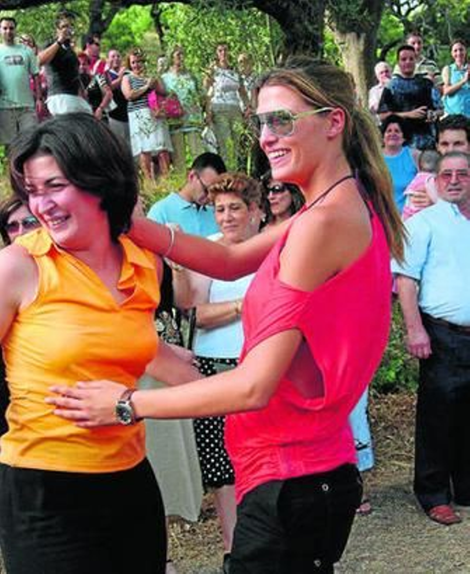 Purificación López (izqda.) designó a la modelo Laura Sánchez, diputada del toro. Ninguna fue reconocida.