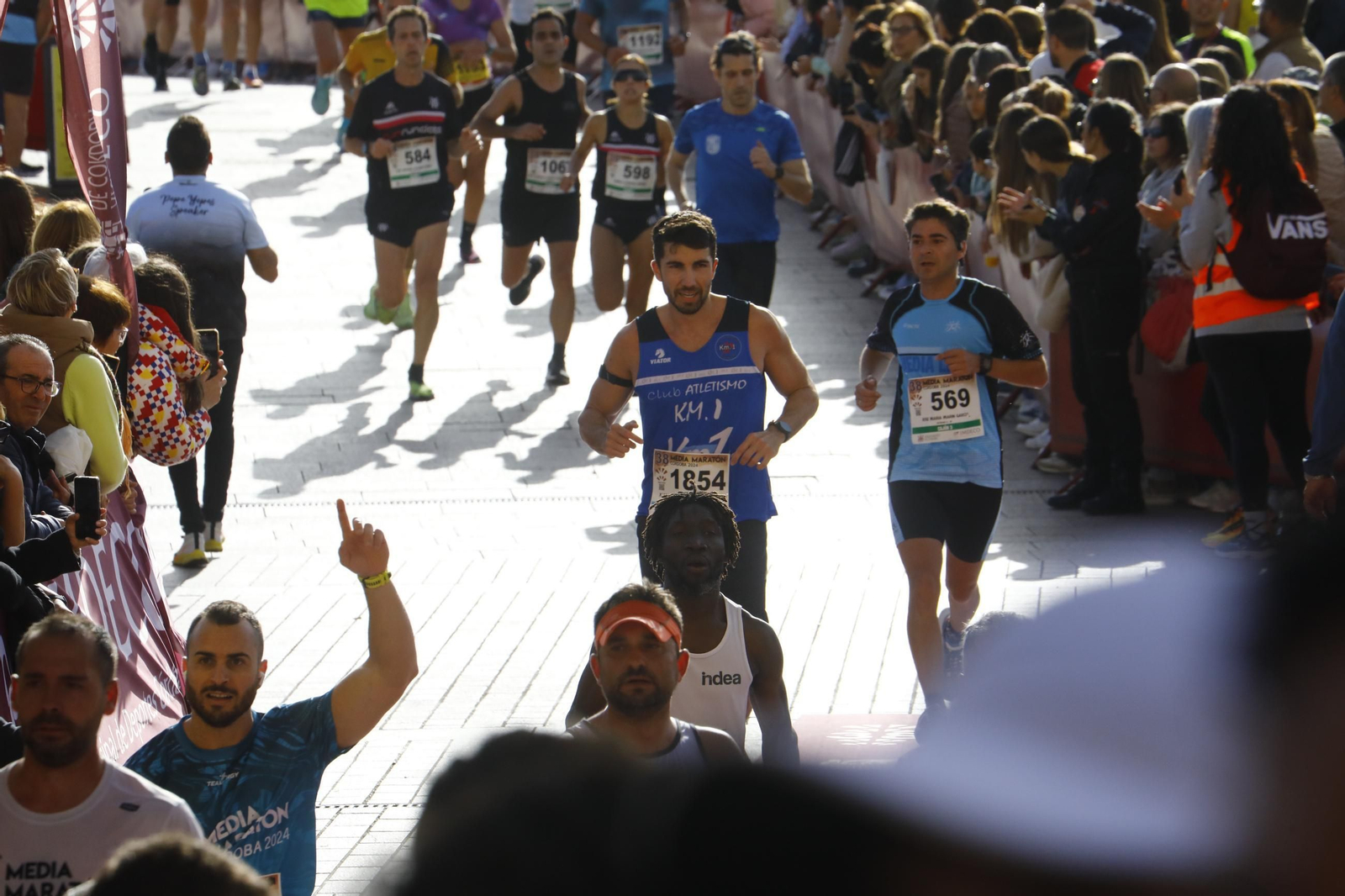 La gloria de cruzar la Puerta del Puente: las fotos de la línea de meta de la Media Maratón de Córdoba 2024