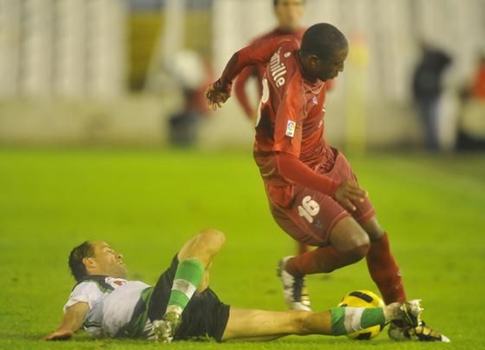 El Córdoba hace valer la renta de la ida y pasa a octavos de la Copa del Rey pese a perder  3-1 en Santander. / LOF