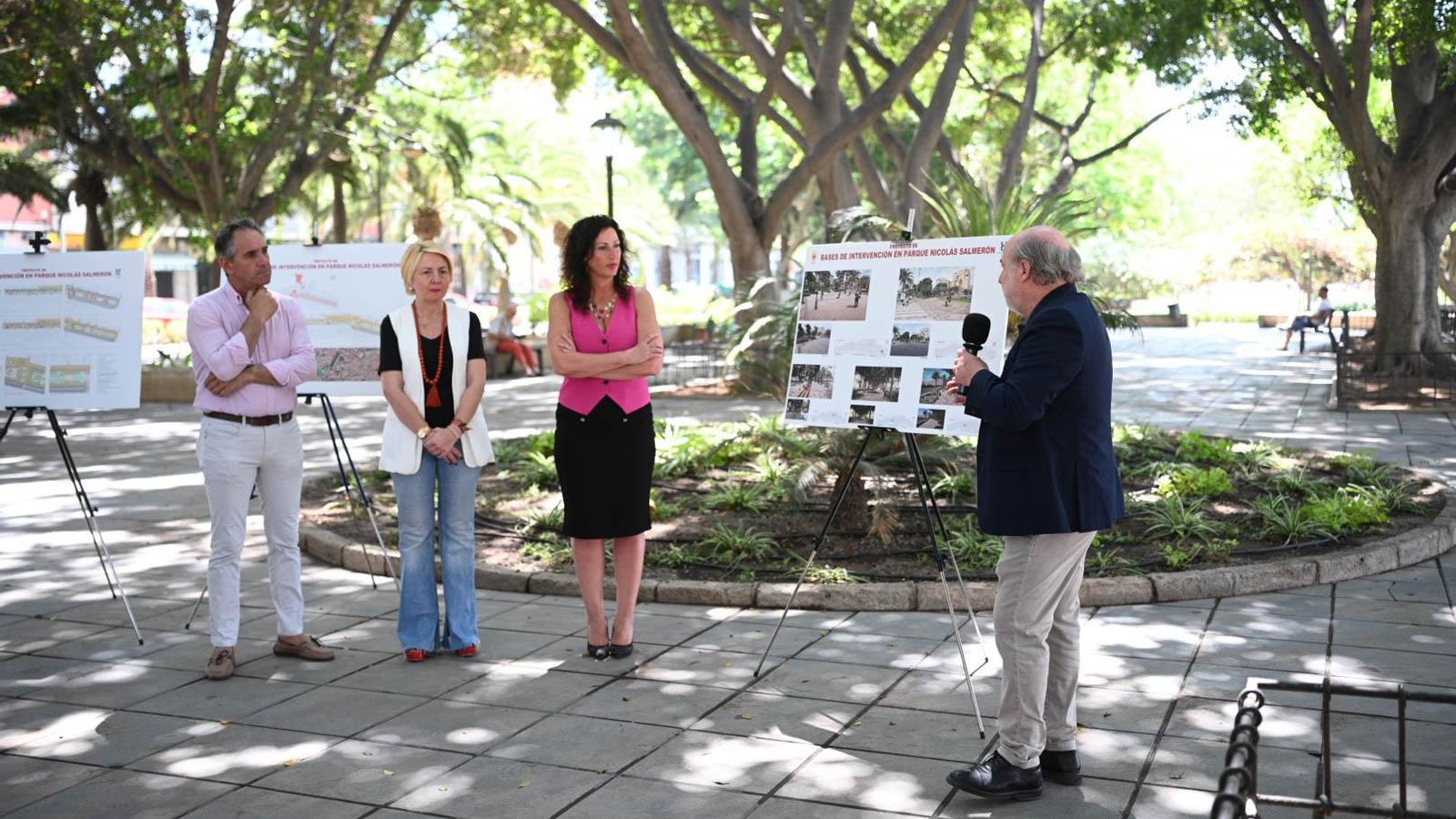 La alcaldesa y concejales con el arquitecto en la presentación de las intervenciones en el parque