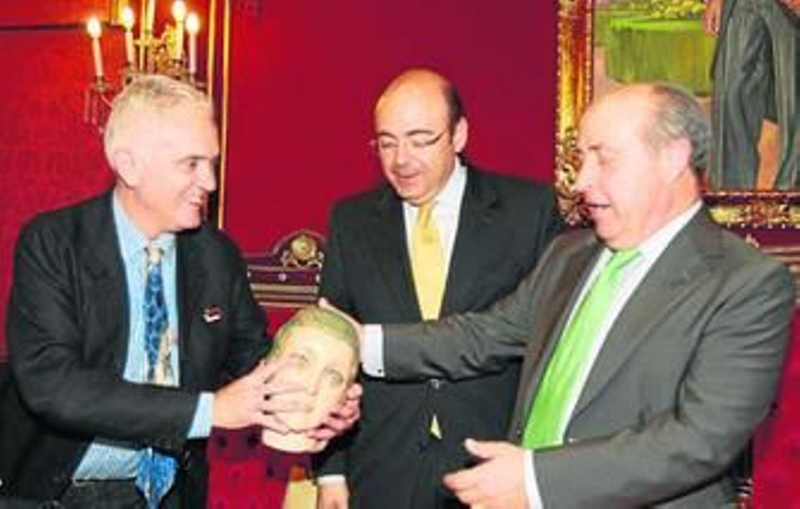 Momento previo al pregón en el que José Miguel Castillo saca la cabeza de la antigua Tarasca y la coloca sobre la mesa.