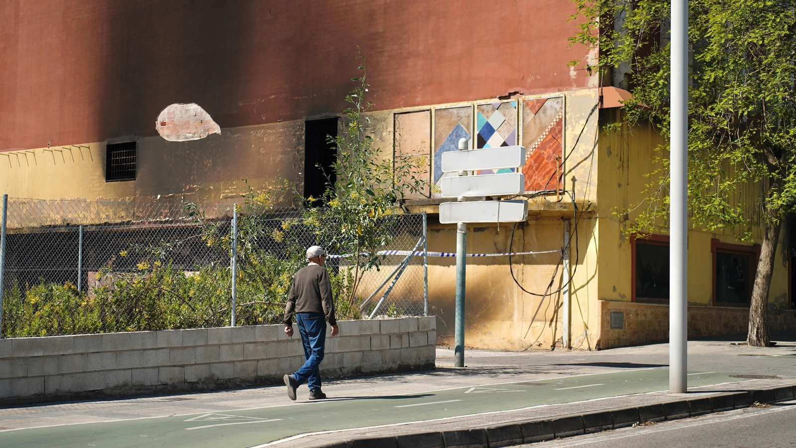 Fotos del edificio abandonado en la avenida Gesto por la Paz de Algeciras una semana después de incendiarse