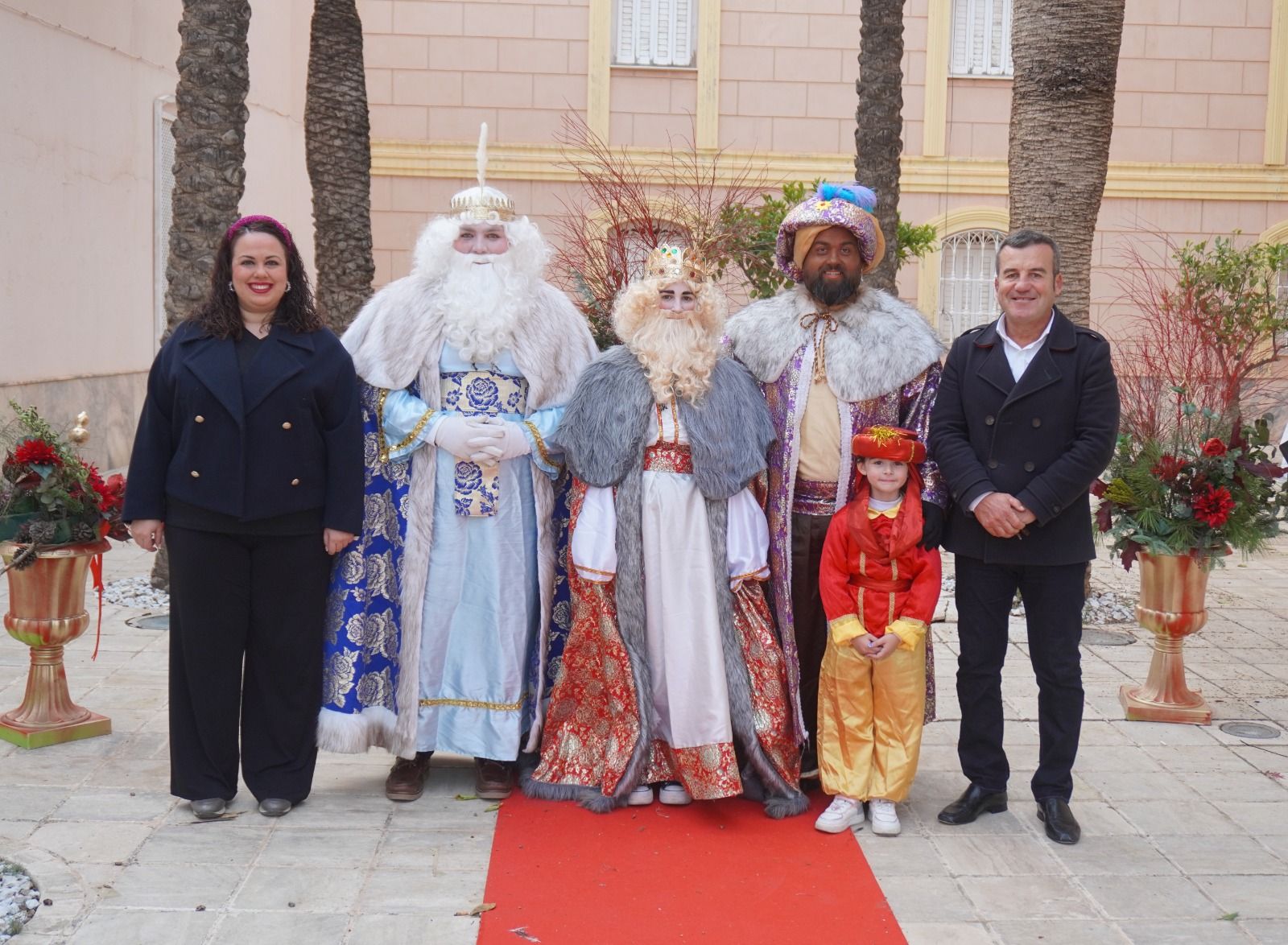 Imágenes de la cabalgata de Carboneras: más de 1.700 caramelos repartidos