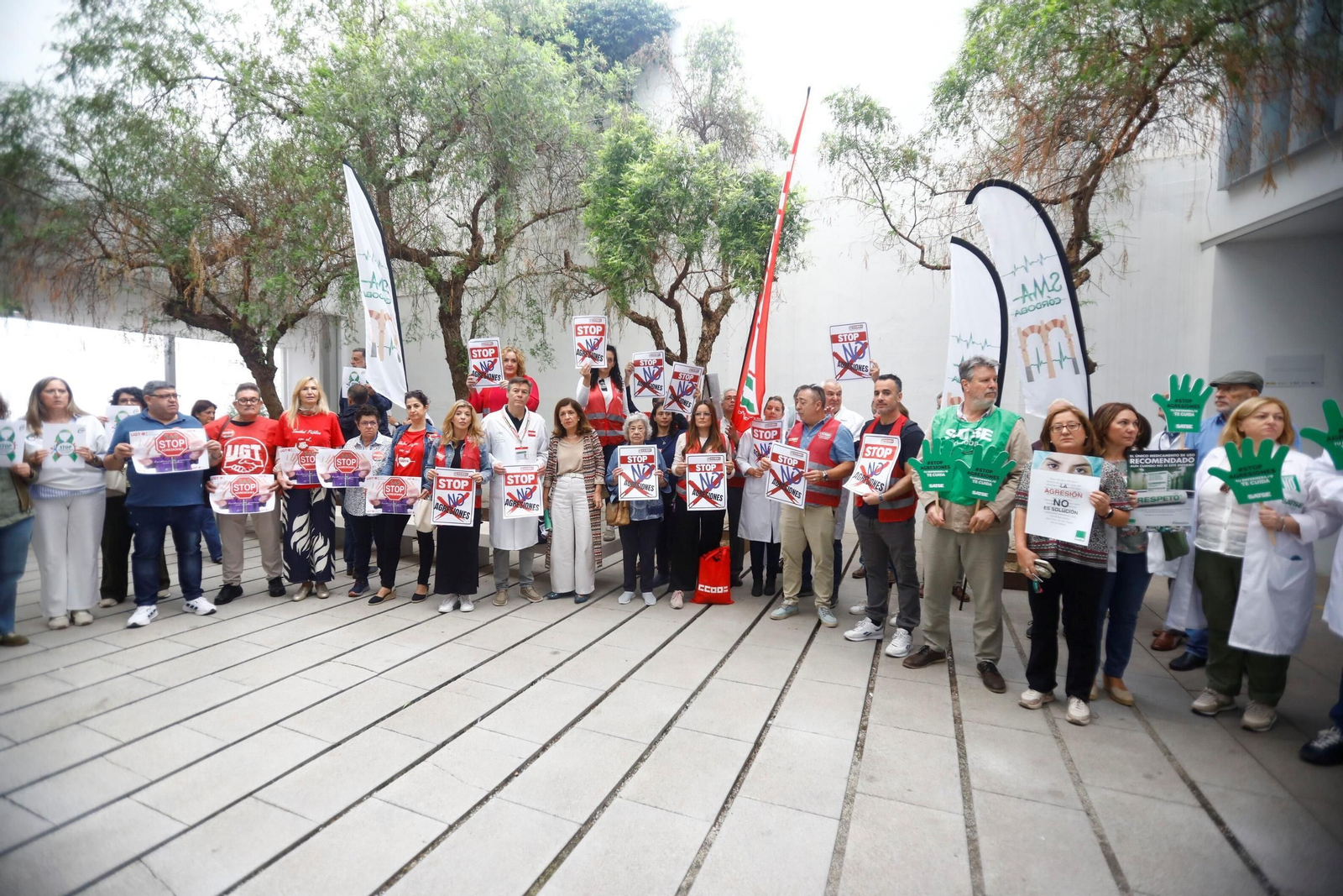 La concentración contra las agresiones al personal sanitario en el centro de salud Lucano