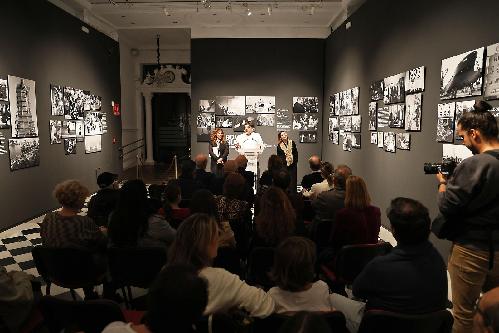 Inauguración la exposición 'Noventa Veces Huelva', una selección de fotografías de fotoperiodista Miguel Vázquez