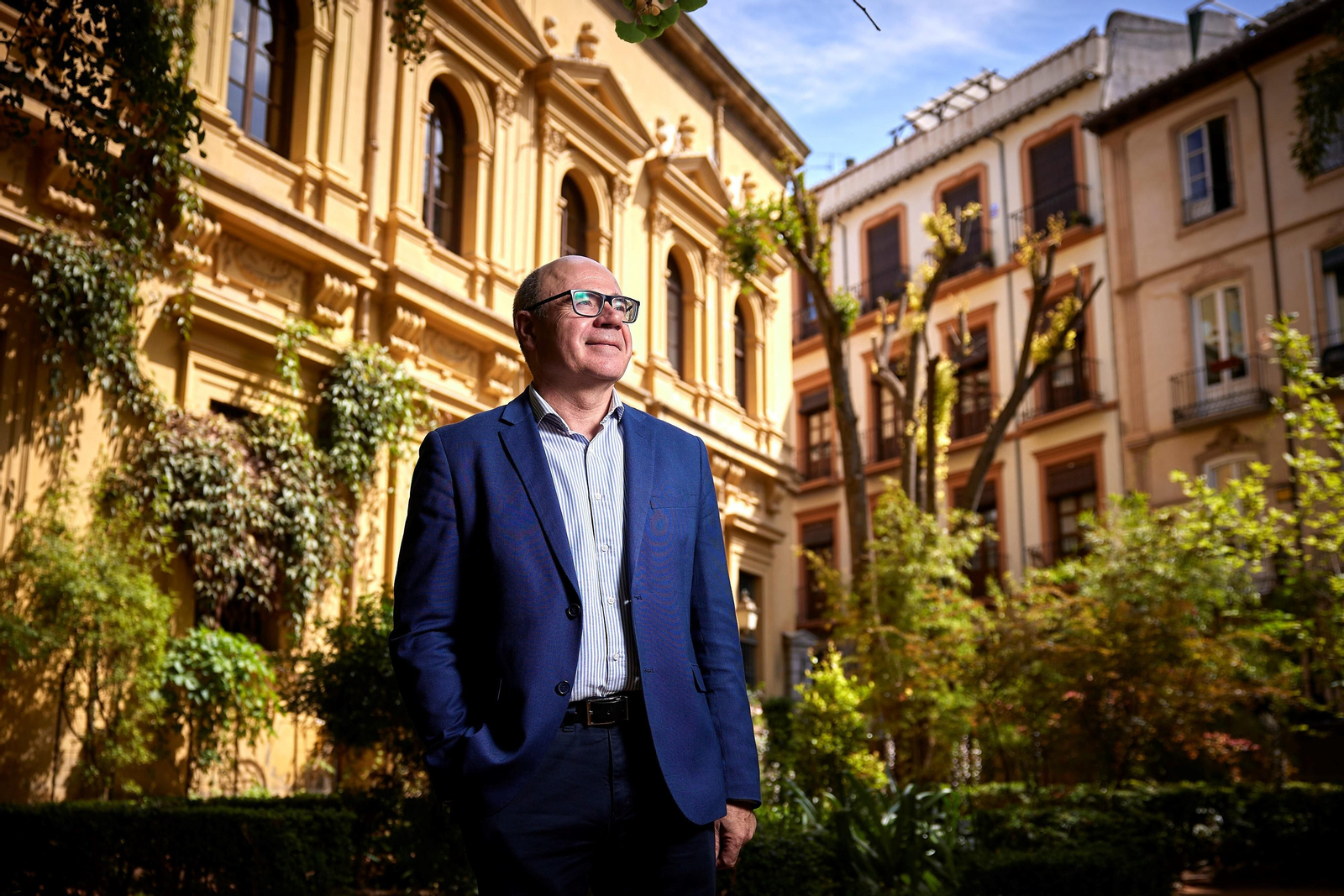 Pedro Mercado, en el jardín de la Facultad de Derecho.