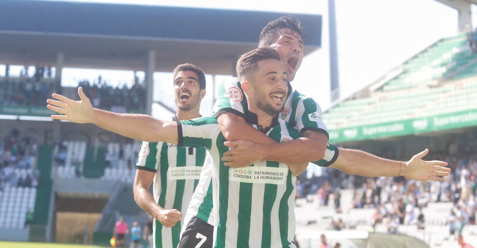 Omar Perdomo es abrazado por Willy Ledesma en el primer gol del Córdoba CF ante la UD San Fernando. Omar Perdomo es abrazado por Willy Ledesma en el primer gol del Córdoba CF ante la UD San Fernando.