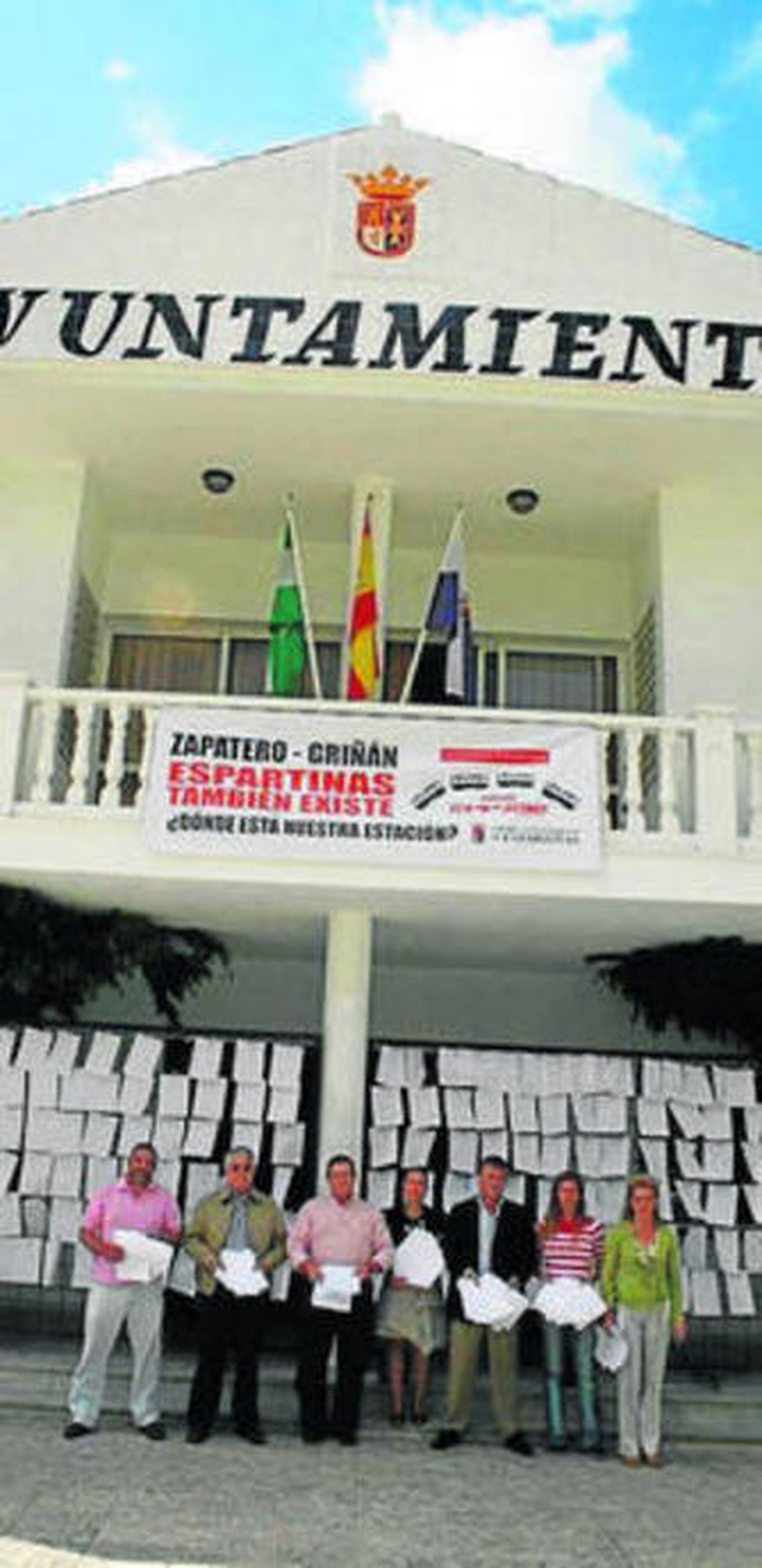 Concejales muestran los faxes.