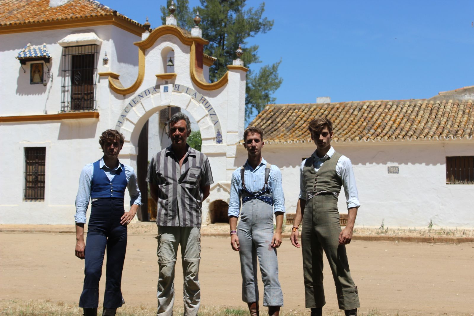 El almeriense Jorge Martínez junto al ganadero Tomás Prieto de La Cal y los novilleros Calerito y Jiménez Écija.