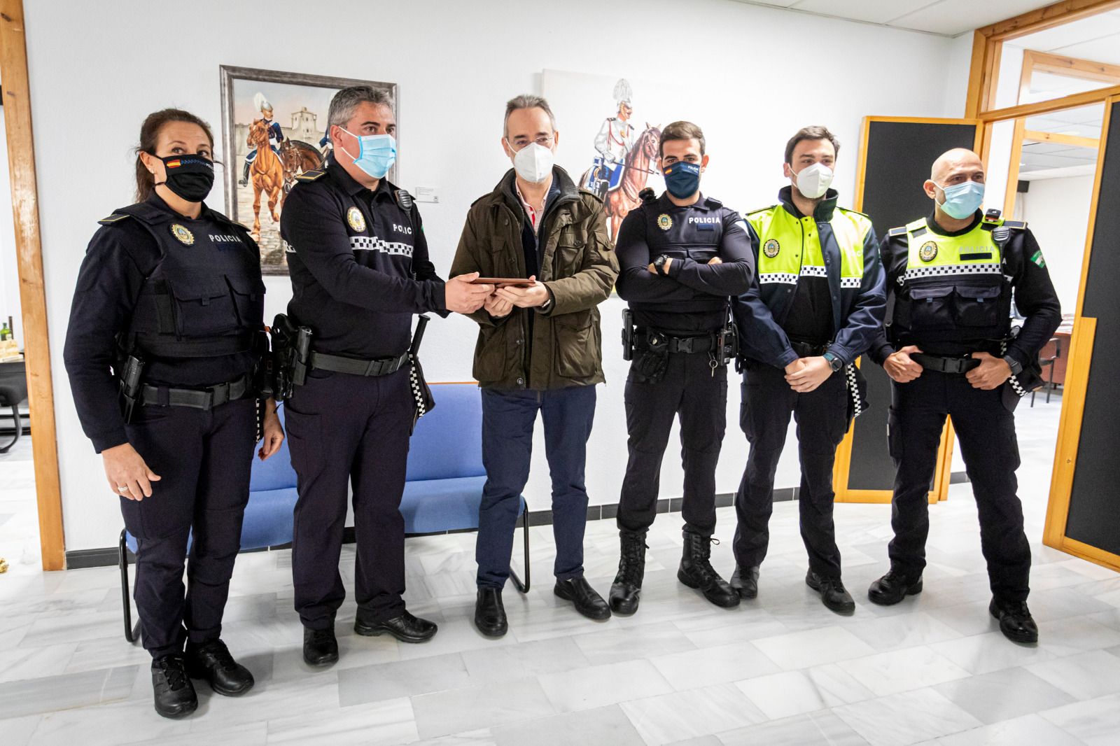 José Manuel Fernández entrega una placa a los agentes que le salvaron la vida.
