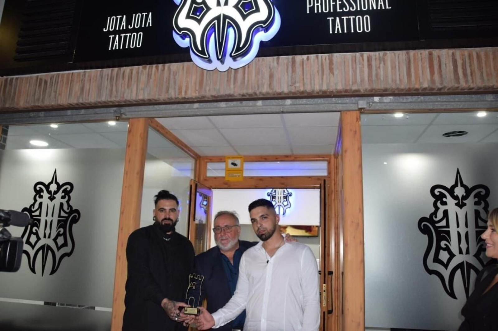 El alcalde Joaquín Villanova con los tatuadores de Jota Jota Tattoo.