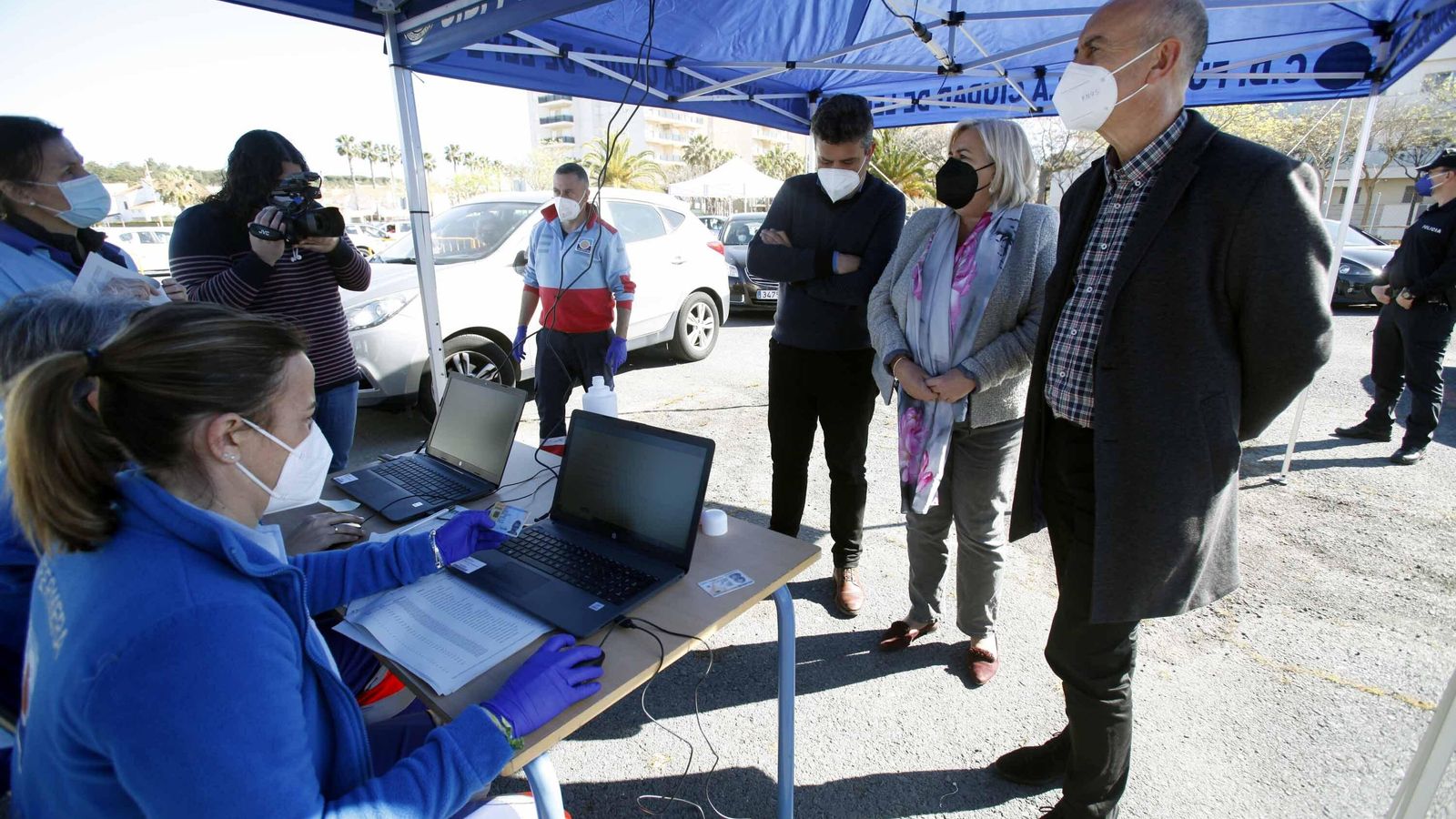 La delegada de Salud, Manuela Caro, visitó ayer jueves el punto de vacunación junto al alcalde de Lepe, Juan Manuel González