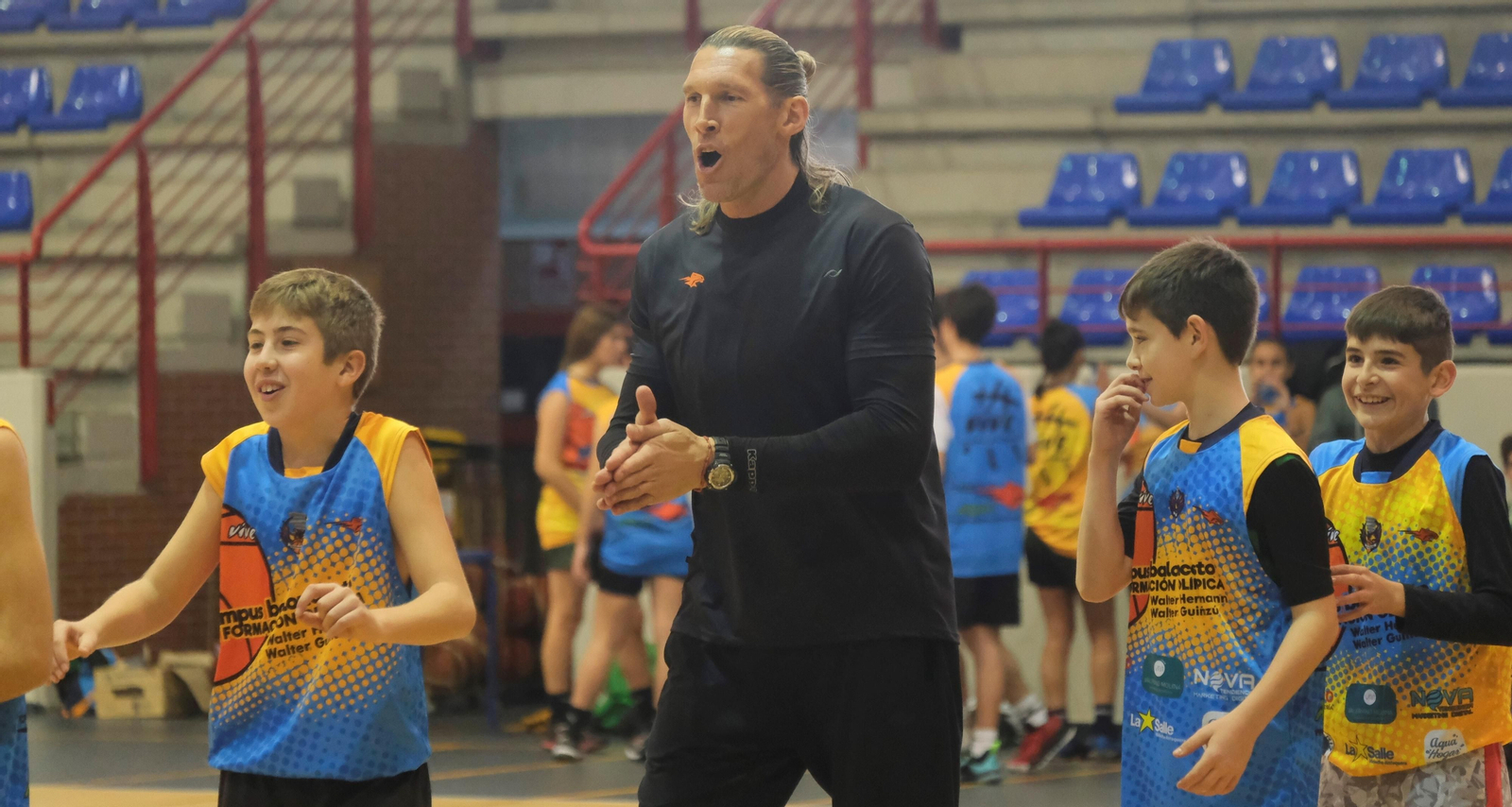 Walter Hermann bromea con los jóvenes del Campus ADN Formación Olímpica, en Córdoba.