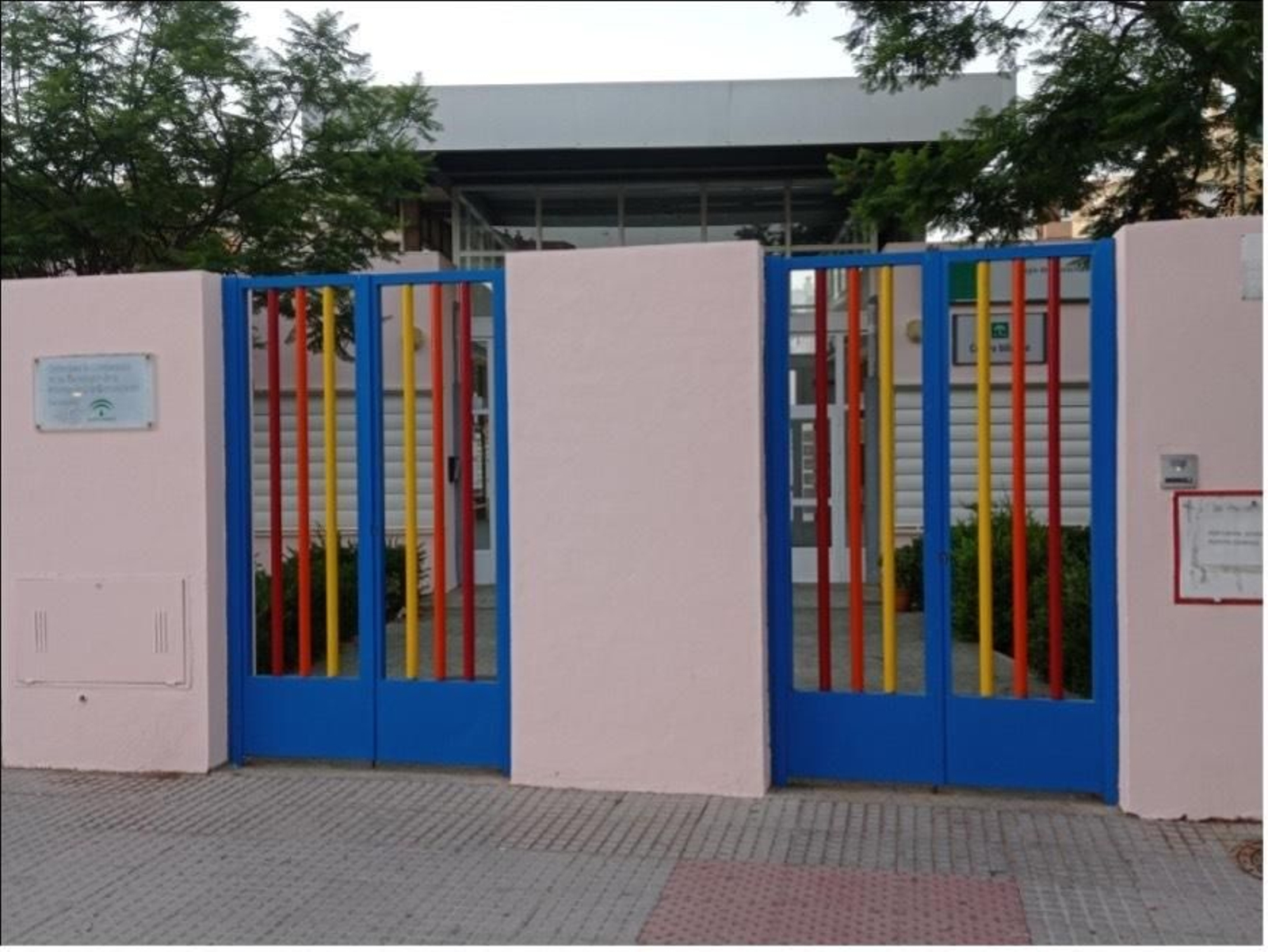 El muro de entrada del CEIP Carola Ribed fue pintado este verano por el Ayuntamiento de Cádiz.
