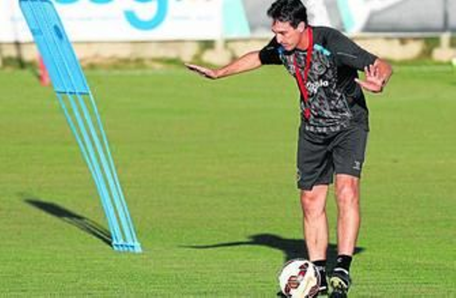Unai Emery gesticula con un balón en una sesión de entrenamiento.