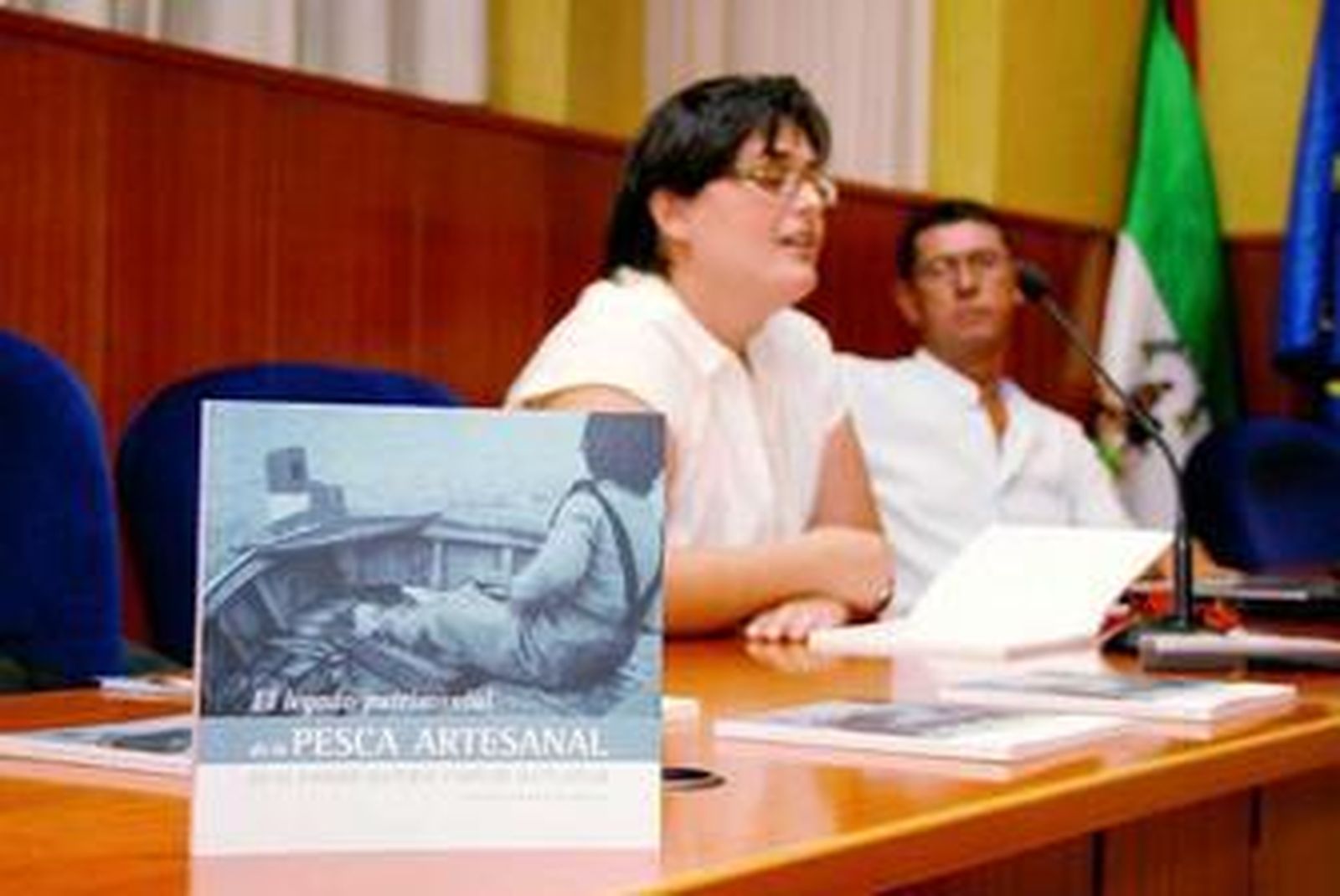 El libro que presentaron Luis Rodríguez y Macarena Molina narra la historia de la pesca artesanal en Cabo de Gata-Níjar.