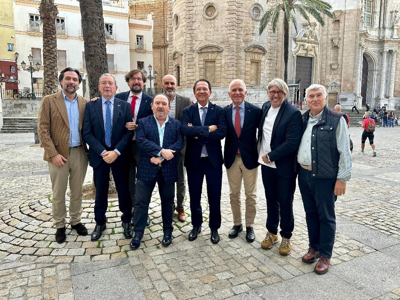 Manuel Rosety, Miguel Cuesta, Manolo Navarro, Carmelo García, Diego González, Luis Núñez, Nicolás Lucero, Raúl Cueto y Paco Moya, tras finalizar el almuerzo.