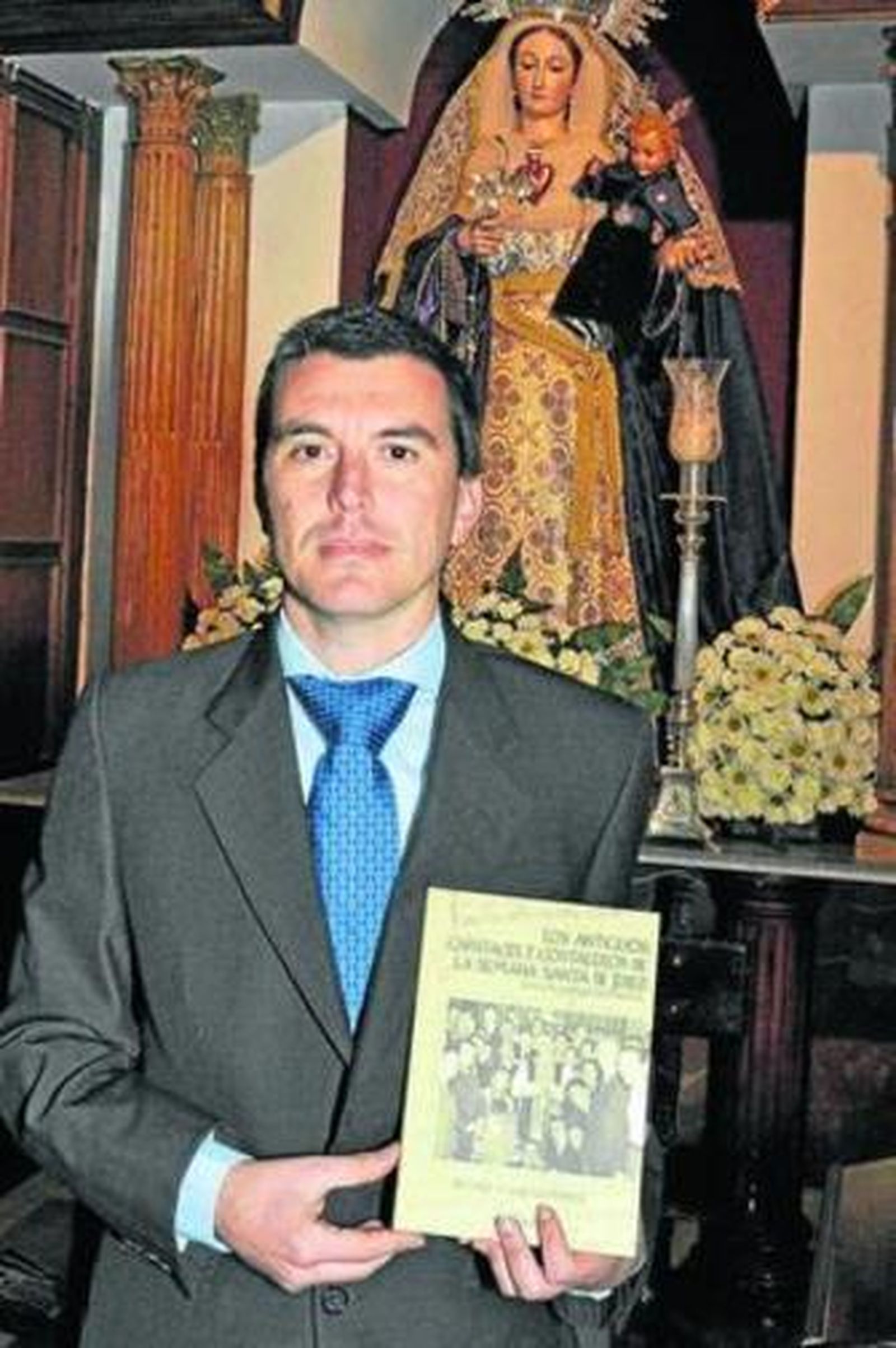 El autor, con la publicación ante el altar del Rosario en La Victoria.