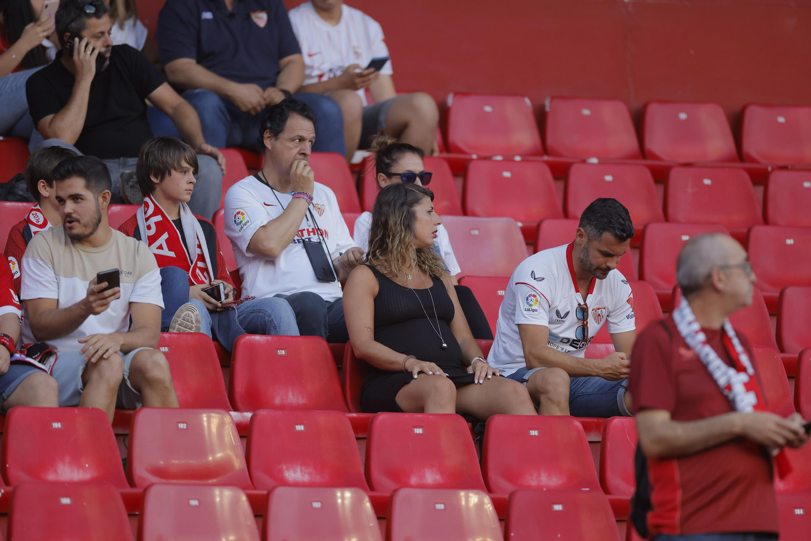 Búscate en las fotos del Sevilla-Girona