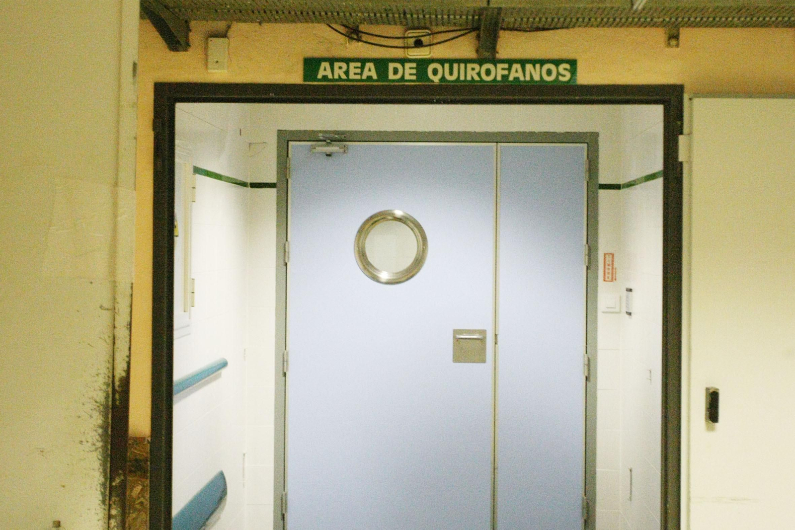 Entrada al área de quirófanos del hospital de La Línea de la Concepción.